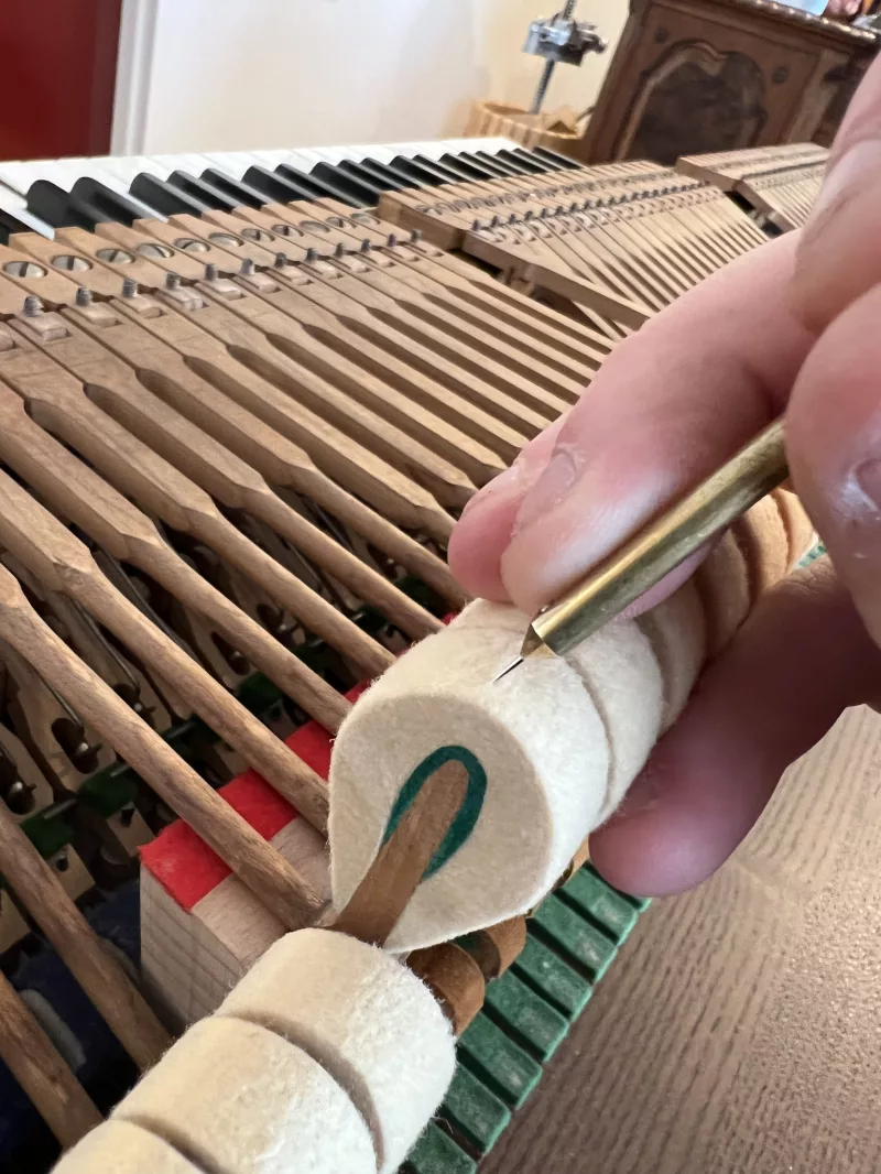 Hồi Sinh Nhạy Bén" Phím Đàn: Giải Mã "Keo Dán Nỉ Piano" – Bí Quyết Phục Hồi Độ B