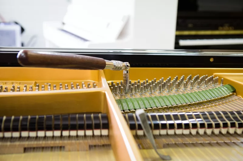 Vệ Sinh Bên Trong Piano: "Khám Phá" Bí Mật Giữ Âm Thanh Trong Trẻo và Kéo Dài Tu