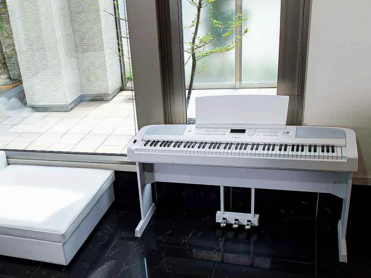 YAMAHA DGX-670 WH