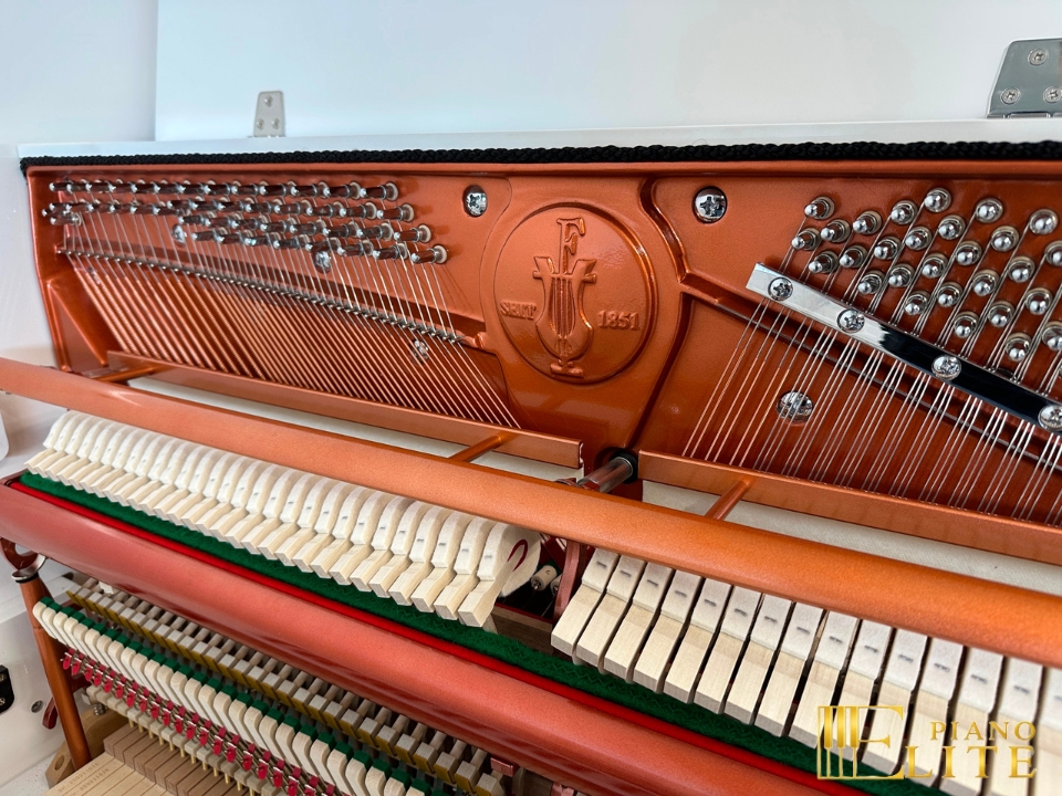 FEURICH 122 Universal (White Polished - Chrome) - Elite Piano