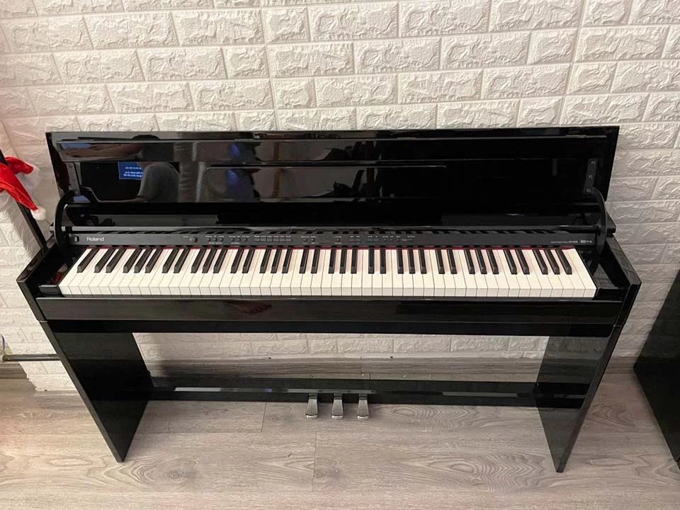 ROLAND DP-990 PE