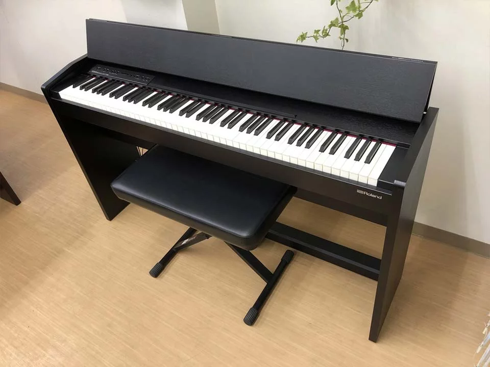 ROLAND F-140 B (NEW)