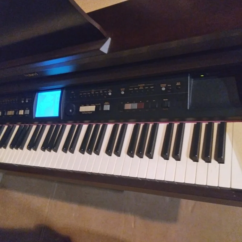 Roland KR-977