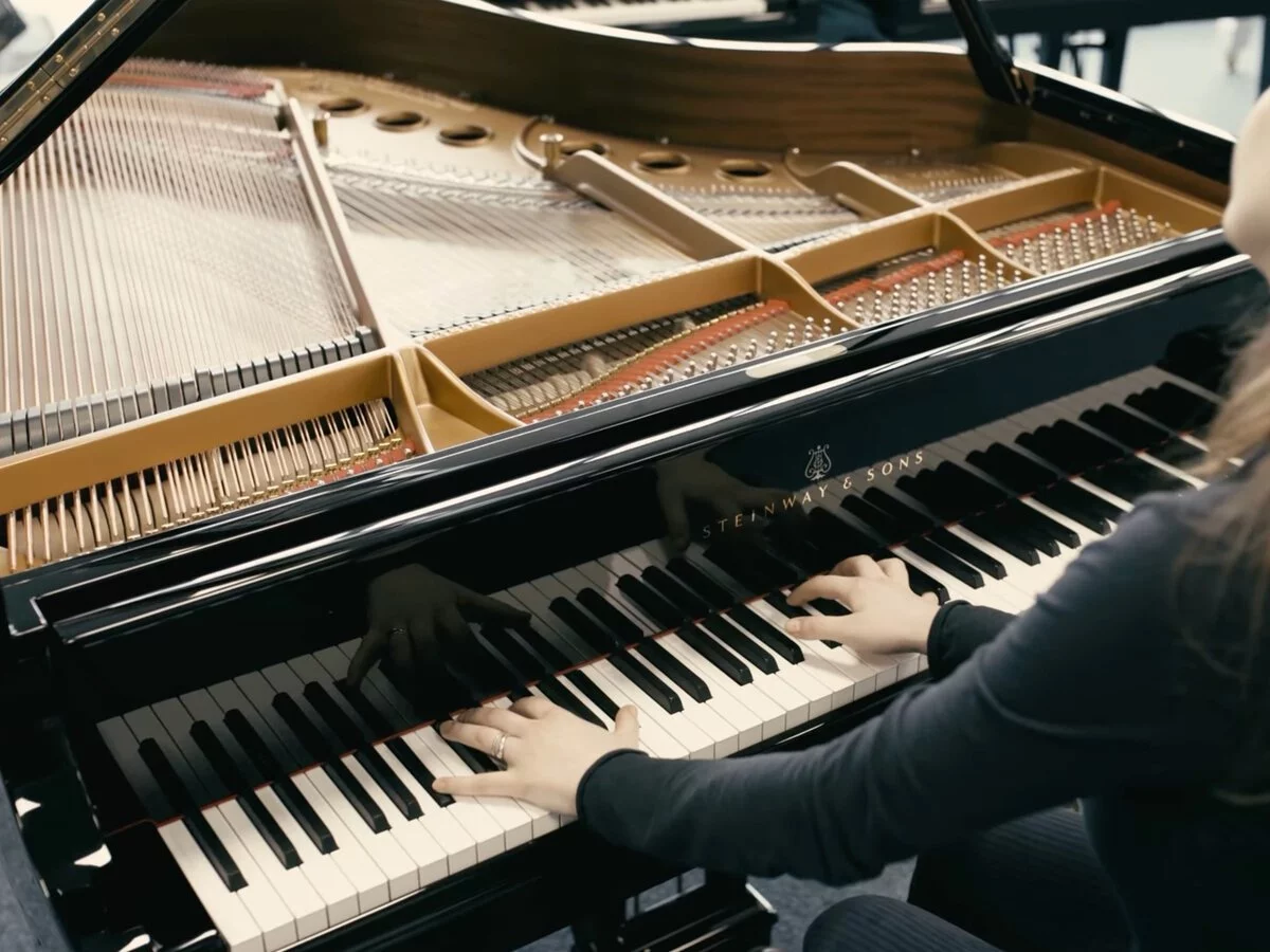 STEINWAY M-170