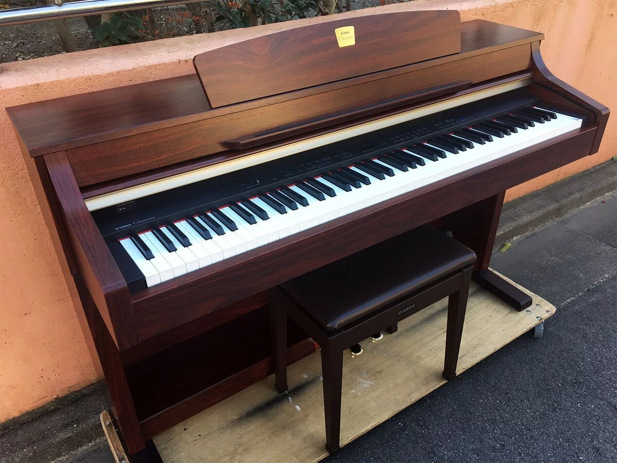 YAMAHA CLP-330 M