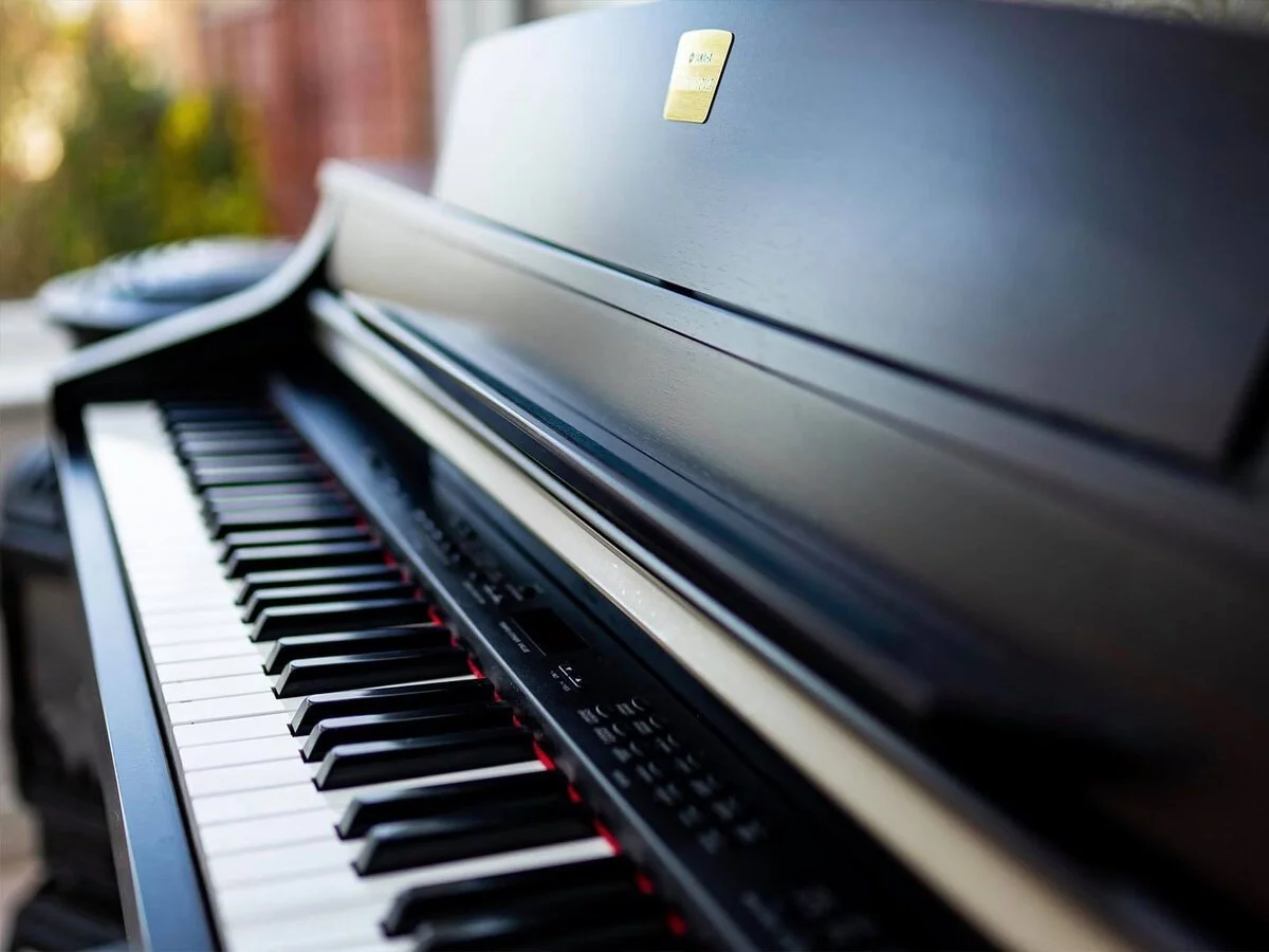 YAMAHA CLP-330 R