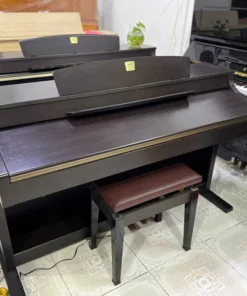 YAMAHA CLP-330 R