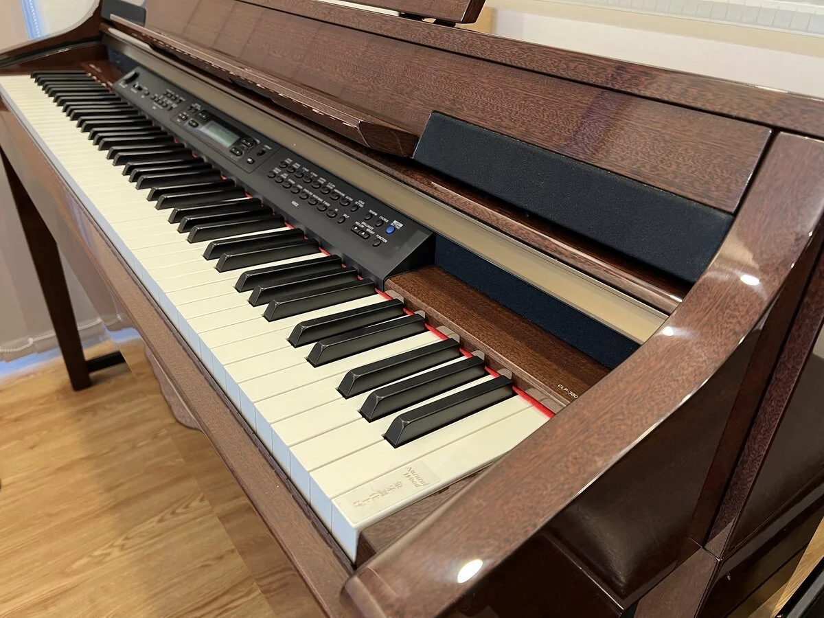 YAMAHA CLP-380 M