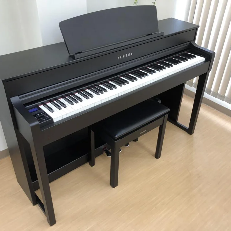 YAMAHA CLP-545 B