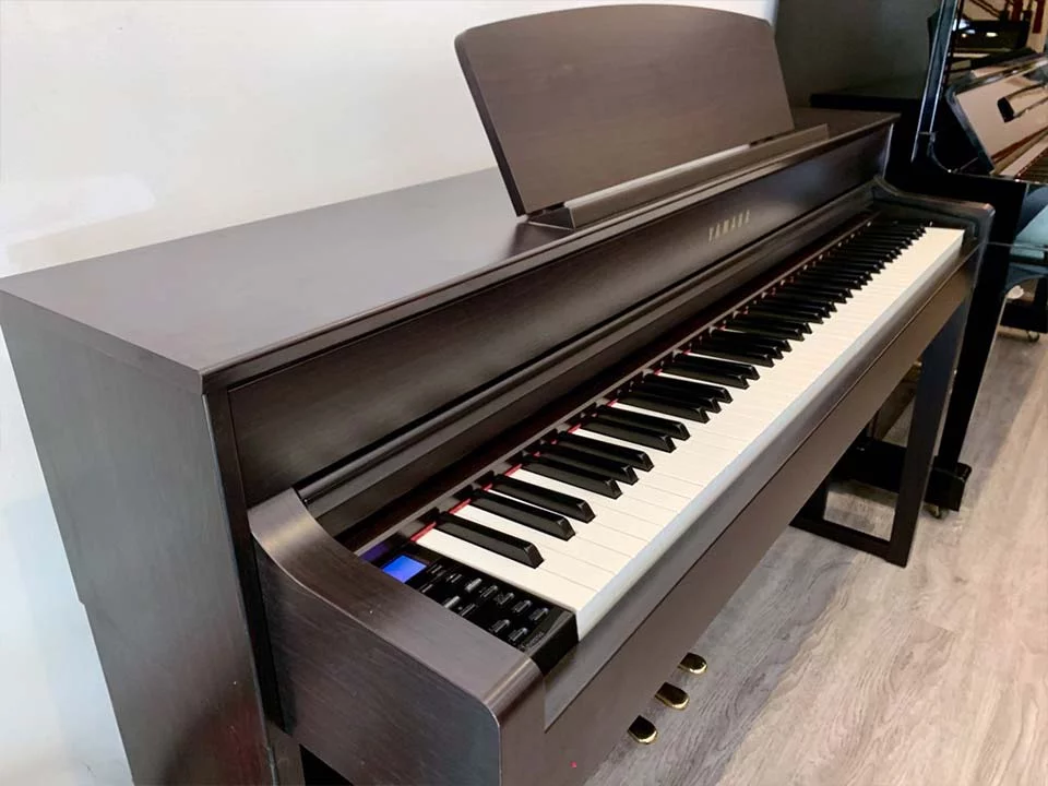 YAMAHA CLP-575 R