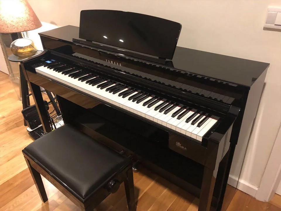YAMAHA CLP-575 B