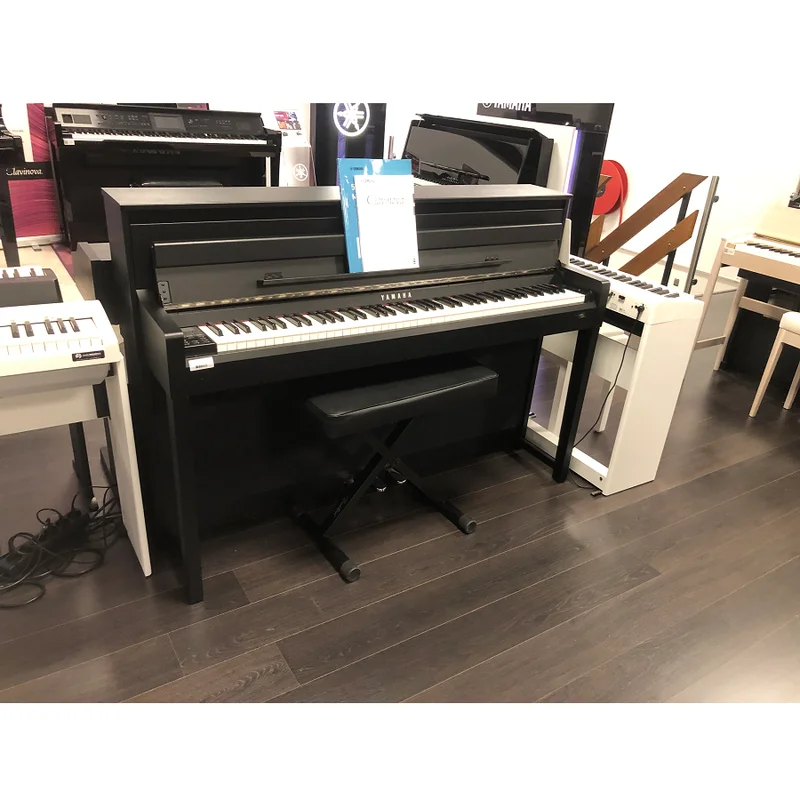 YAMAHA CLP-585 B