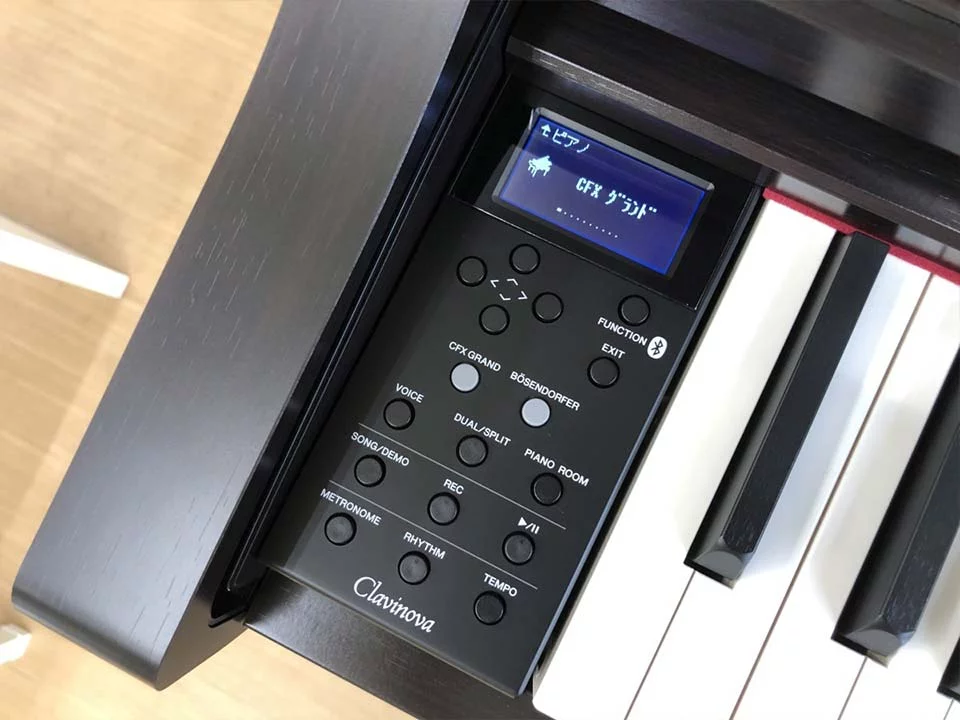 YAMAHA CLP-675 B