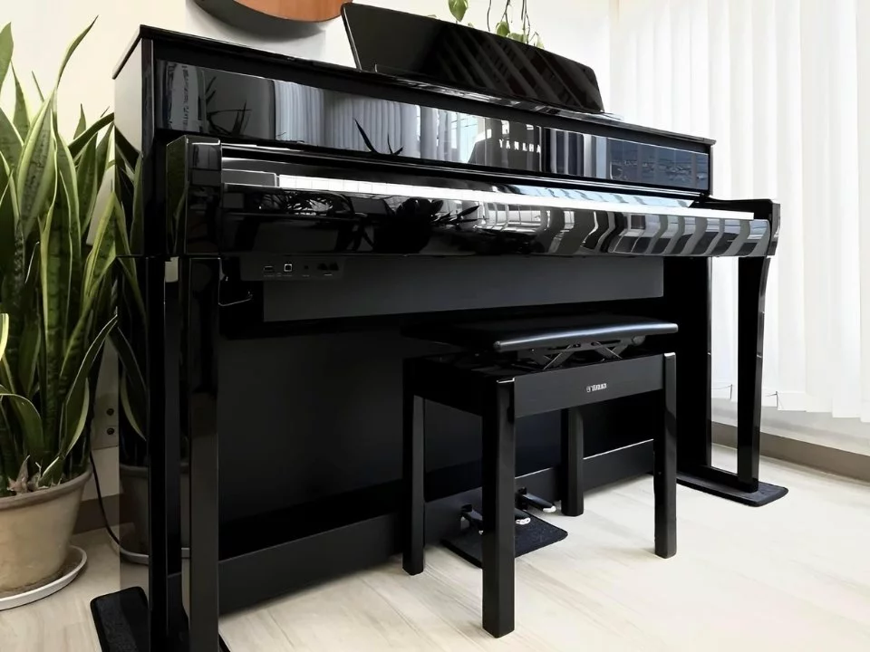 YAMAHA CLP-675 PE