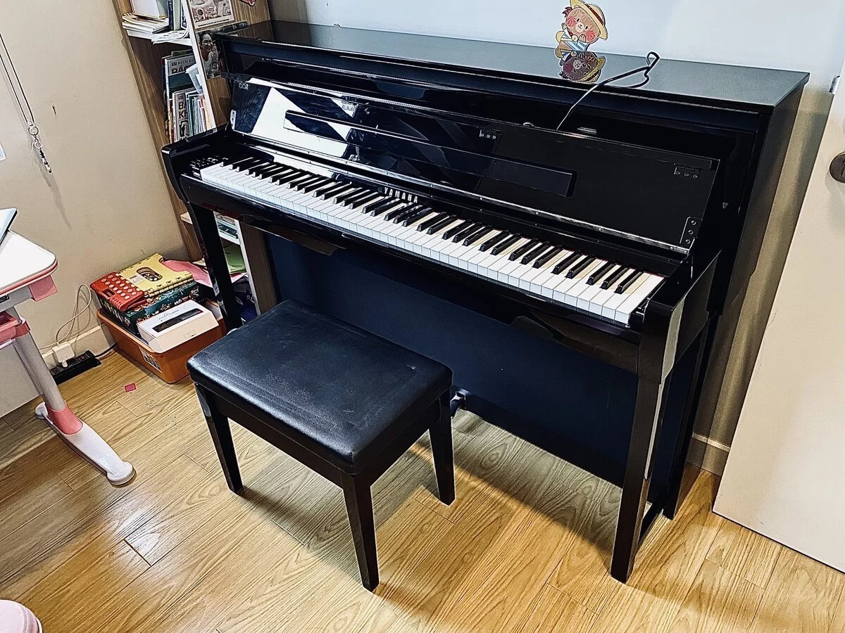 YAMAHA CLP-685 PE