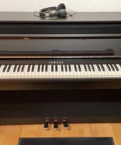 YAMAHA CLP-685 B