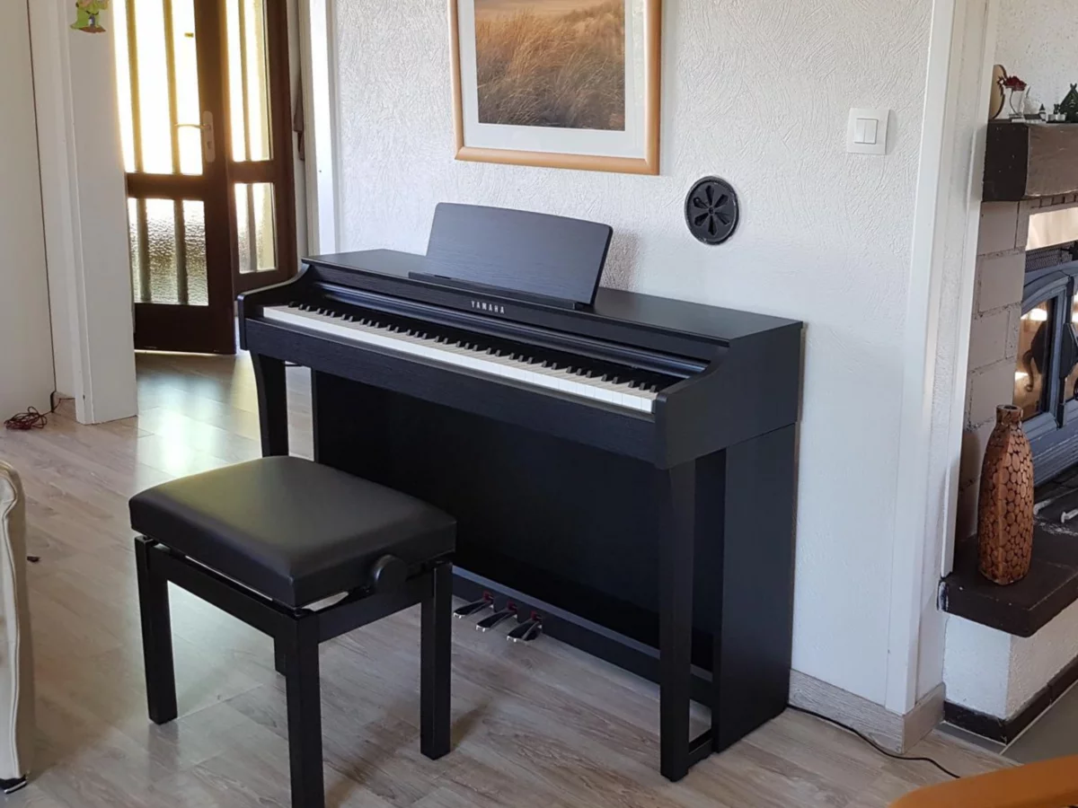 YAMAHA CLP-725 B