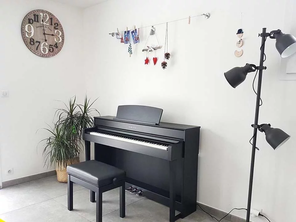 YAMAHA CLP-735 B