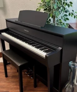 YAMAHA CLP-775 B (USED)