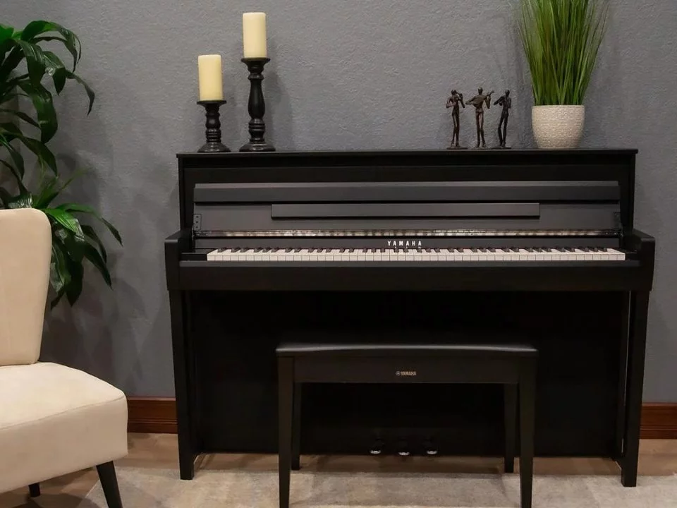 YAMAHA CLP-785 B (USED)