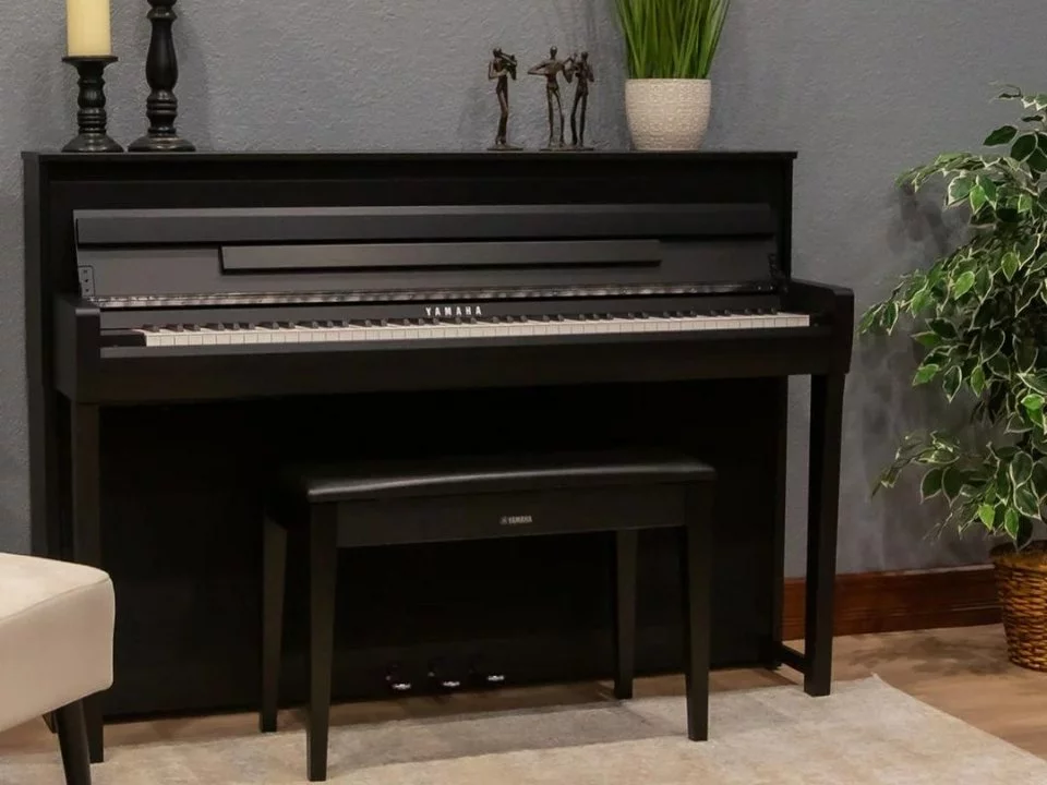 YAMAHA CLP-785 B