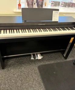 YAMAHA CLP-825 R