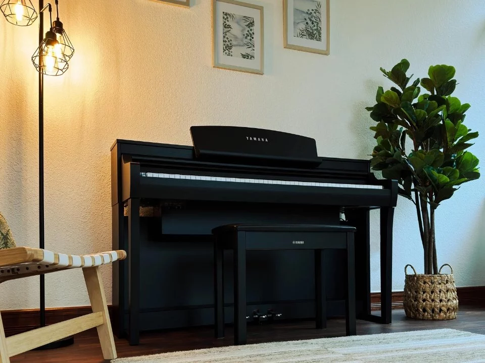 YAMAHA CSP-275 B – Mặt sau và hệ thống dây đàn Yamaha