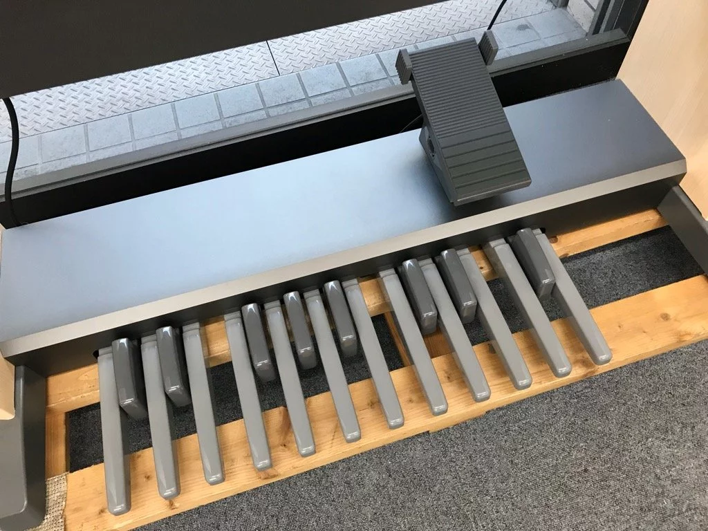 YAMAHA ELB-02 (USED) – Mặt sau và hệ thống dây đàn Yamaha