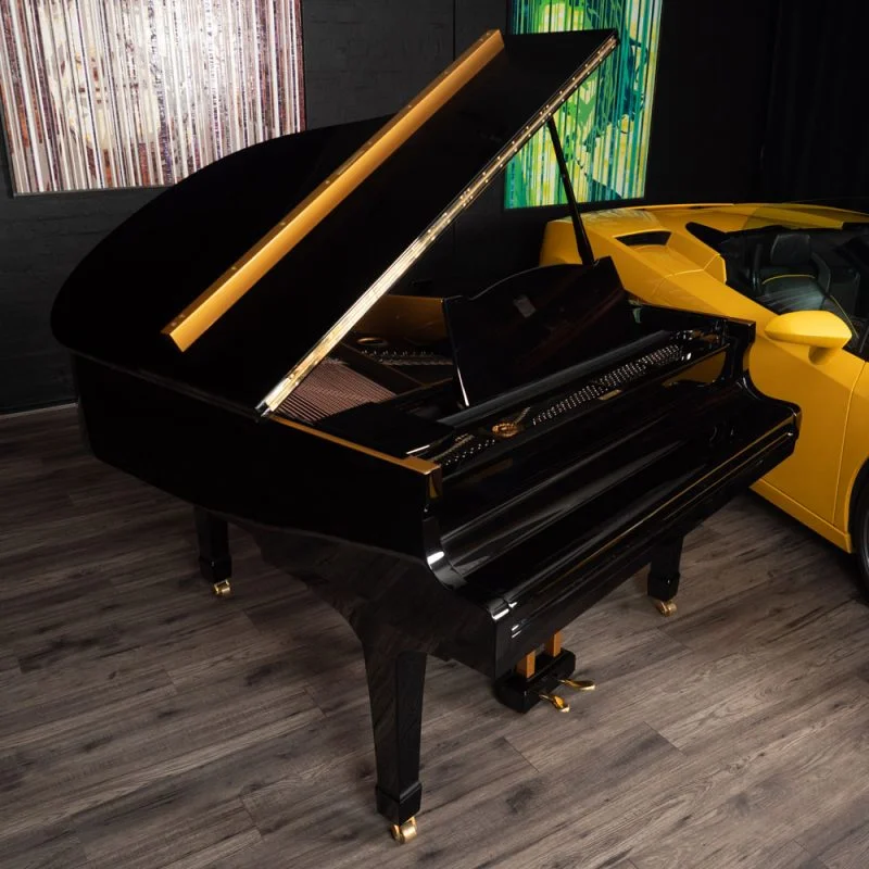Trưng bày đàn Yamaha G2 Black & Gold Polyester tại showroom