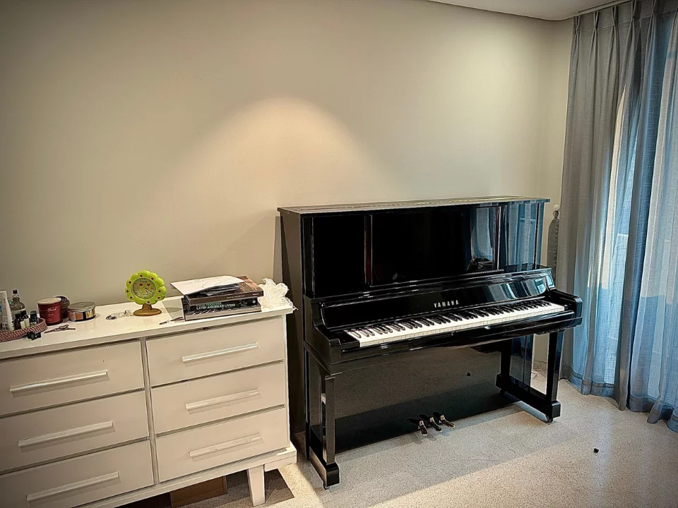 YAMAHA UX300S – Mặt sau và hệ thống dây đàn Yamaha