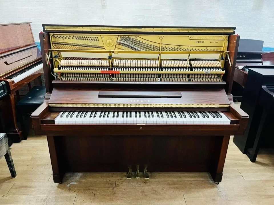 YAMAHA W107 BR – Mặt sau và hệ thống dây đàn Yamaha
