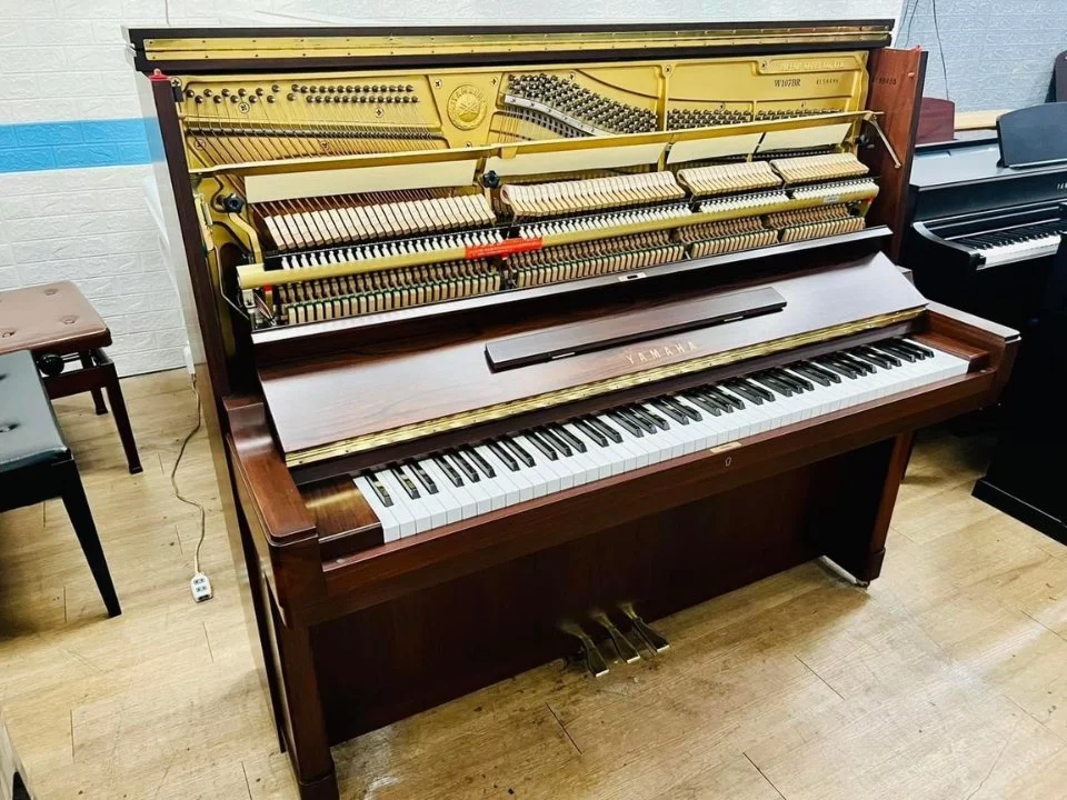 YAMAHA W107 BR tại Elite Piano TP.HCM – Không gian trưng bày